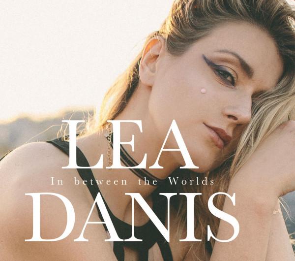 Kniha: Lea Danis: In Between The Worlds - Lea Danis