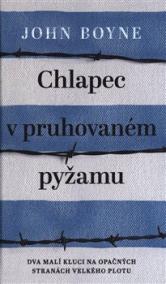 Chlapec v pruhovaném pyžamu