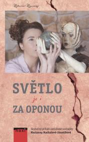 Světlo (je i) za oponou